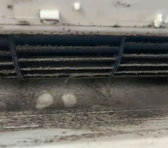 绿春空调吹的风有股烧焦味是怎么回事